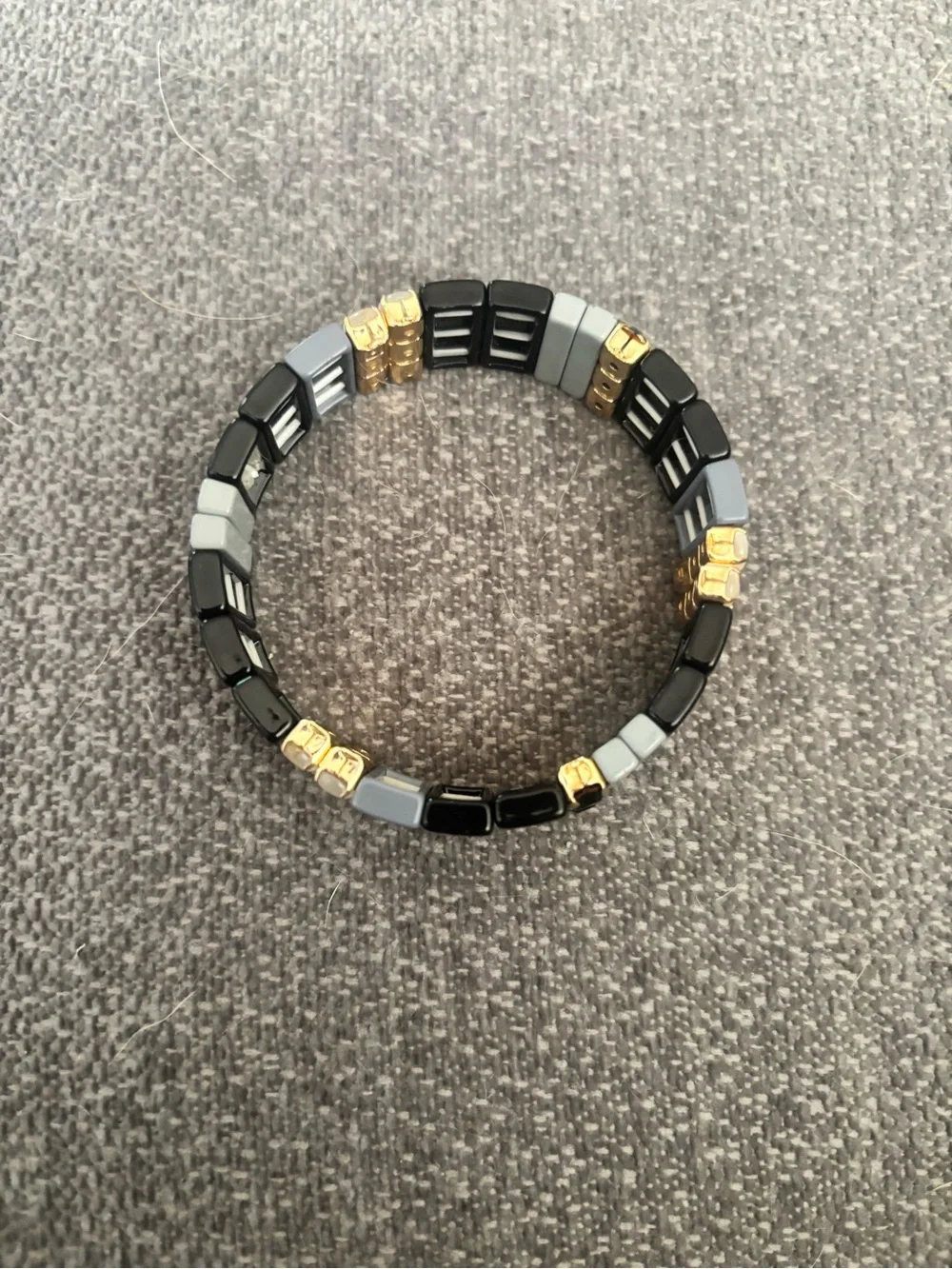 🌸 Modern Black and Gray Tila Bead Stretch Bracelet 🌸 - Picture 2 of 5